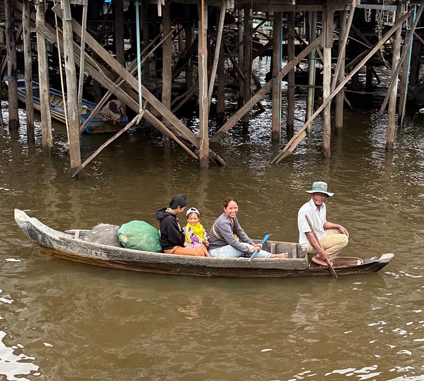 Family outing on the Mekong in Kampong Phluk floating village.